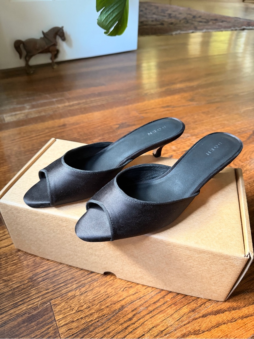 Doên Callie Minimal Black Open-Toe Slide Mules - Picture 2 of 7